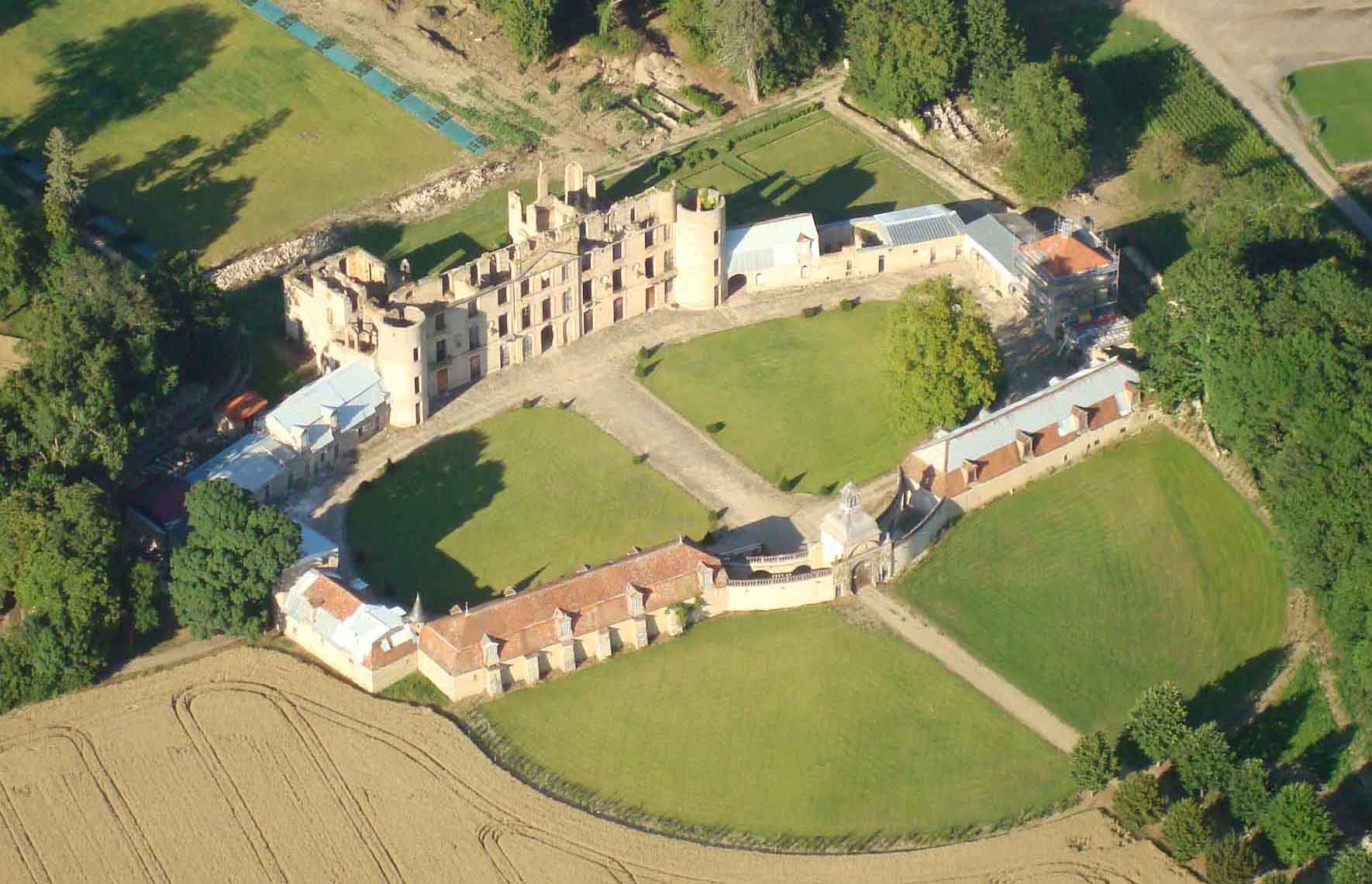 Vue aérienne du château de Villemont en 2013 (photo Baudouin de Keghel)